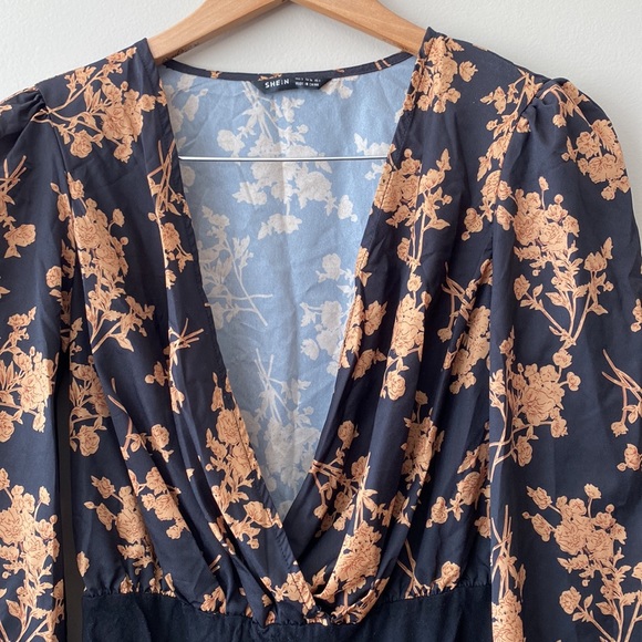 🌟Host Pick🌟SHEIN Surplice Neck Bishop Sleeve Floral Print Bodysuit - Picture 6 of 9